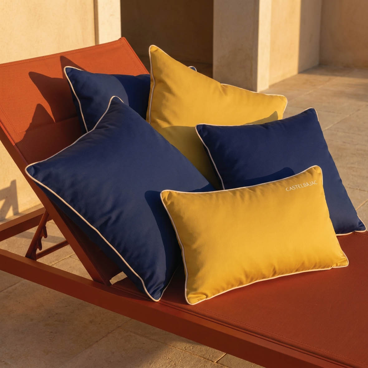 Taie d'oreiller satin de coton Uni piping - Or miel / Bleu marine